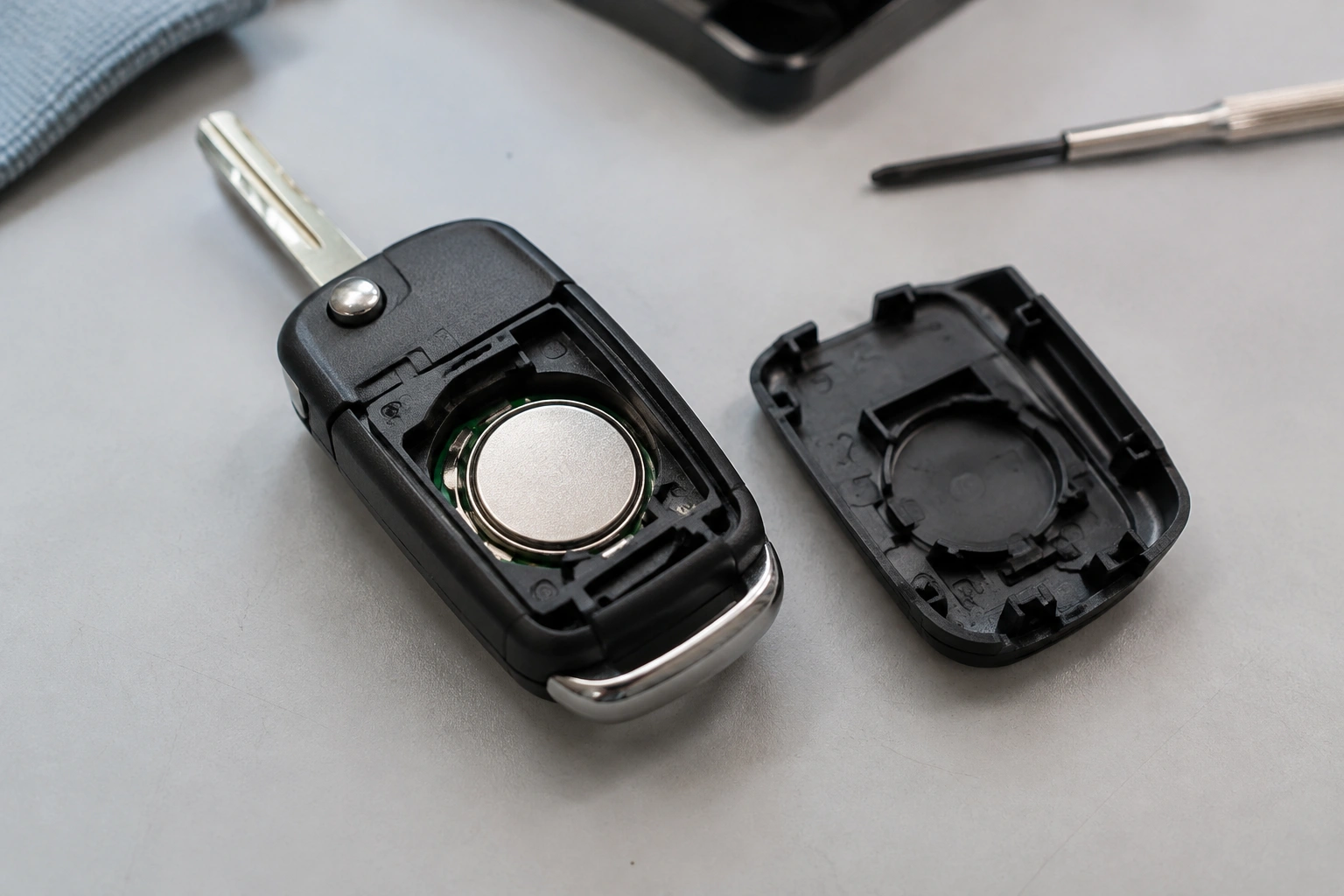 Car key fob battery and buttons for intermittent troubleshooting